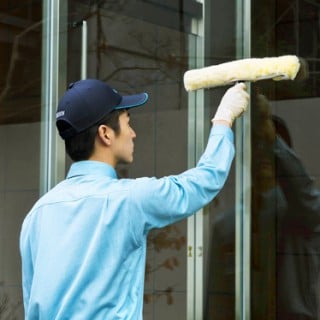 窓ガラスやショーウィンドウの汚れをプロの技術でリフレッシュします。 